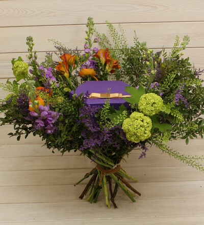 Купить Букет "Букет с подарочком" в Минске с доставкой в магазине флористики Садовская в Минске