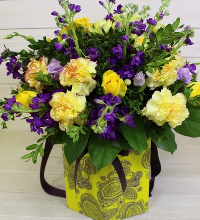 Купить Заказать композицию в коробке Взрыв с бесплатной доставкой по Минску в магазине флористики Садовская в Минске