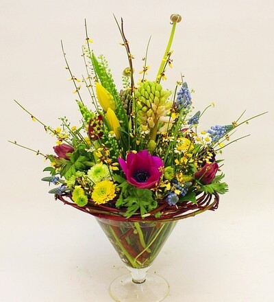 Купить Заказать композицию  в вазе Весна пришла с бесплатной доставкой по Минску в магазине флористики Садовская в Минске