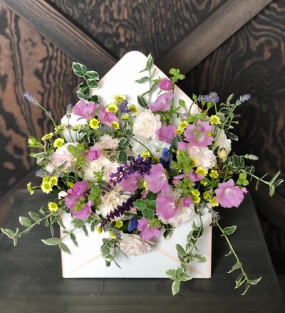 Купить Заказать Композицию Трогательное послание с бесплатной доставкой по Минску в магазине флористики Садовская в Минске