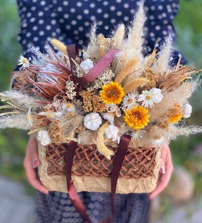 Купить Заказать цветочную композицию Сумочка с сухоцветами  с бесплатной доставкой по Минску в магазине флористики Садовская в Минске