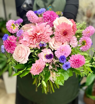 Купить Букет Танцующие георгины  в Минске с бесплатной доставкой заказать в магазине флористики Садовская в Минске