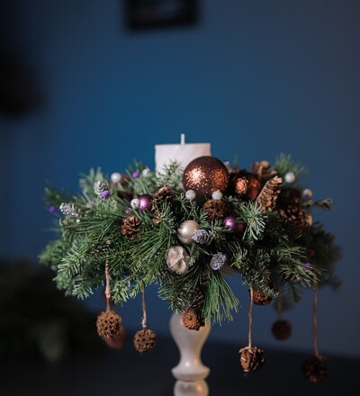 Купить Купить рождественскую композицию Подсвечник из дерева со свечей и декором с бесплатной доставкой по Минску в магазине флористики Садовская в Минске