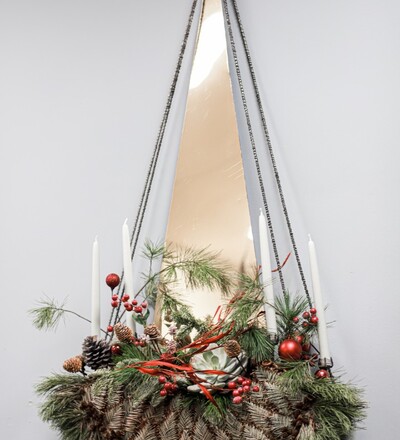 Купить Купить рождественскую композицию Елка подвесная со свечами с бесплатной доставкой в Минске в магазине флористики Садовская в Минске