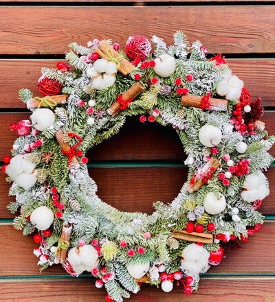 Купить Заказать рождественскую композицию Модный венок с бесплатной доставкой в Минске в магазине флористики Садовская в Минске