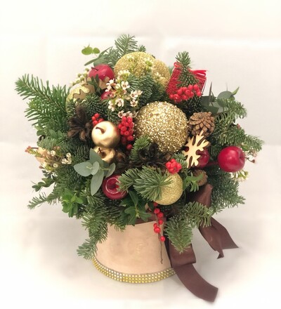Купить Купить рождественскую композицию Зимняя сказка с бесплатной доставкой в Минске в магазине флористики Садовская в Минске