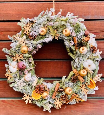 Купить Купить рождественскую композицию Венок Золото с белым с бесплатной доставкой в Минске в магазине флористики Садовская в Минске