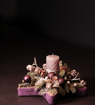 Купить Заказать рождественскую композицию Сиреневая звезда с бесплатной доставкой в Минске в магазине флористики Садовская в Минске