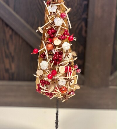 Купить Купить рождественскую композицию Дизайнерская елочка на деревянном спиле с бесплатной доставкой в Минске в магазине флористики Садовская в Минске