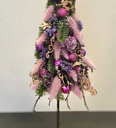 Купить Купить рождественскую композицию Ёлочка сиреневая мечта с бесплатной доставкой в Минске в магазине флористики Садовская в Минске