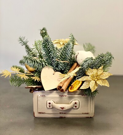 Купить Купить рождественскую композицию  Новогодний сюрприз с бесплатной доставкой в Минске в магазине флористики Садовская в Минске