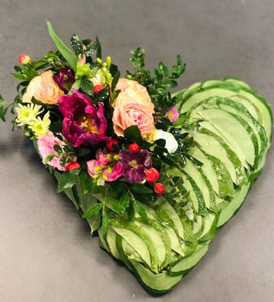 Купить Купить цветочную композицию цветочное сердце Стиль с бесплатной доставкой в Минске в магазине флористики Садовская в Минске