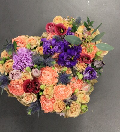 Купить Купить композицию Цветочное сердце Радость с бесплатной доставкой в Минске в магазине флористики Садовская в Минске