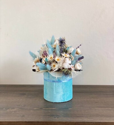 Купить Купить цветочную композицию Голубая лагуна с бесплатной доставкой в Минске в магазине флористики Садовская в Минске