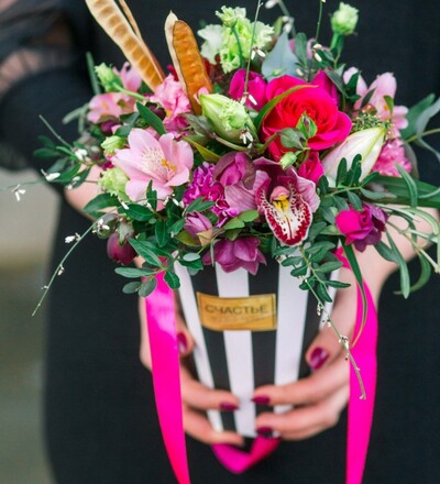 Купить Букет в коробке "Счастье" с доставкой по Минску в магазине флористики Садовская в Минске