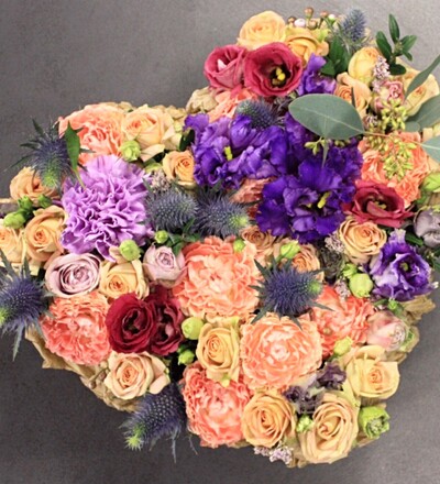 Купить Композиция Цветочное сердце Радость с доставкой по Минску в магазине флористики Садовская в Минске