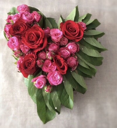 Купить Композиция Цветочное сердце Стиль №2 с доставкой по Минску в магазине флористики Садовская в Минске