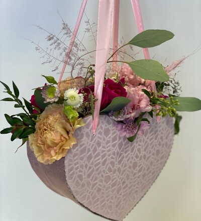 Купить Цветочная подвесная композиция Сердце с доставкой по Минску в магазине флористики Садовская в Минске
