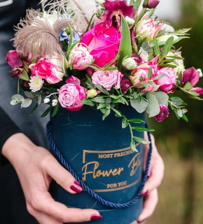 Купить Букет в коробке Парение с доставкой по Минску в магазине флористики Садовская в Минске