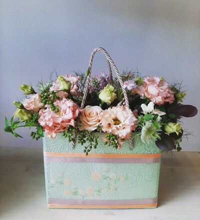 Купить Букет Цветочная сумочка с доставкой по Минску в магазине флористики Садовская в Минске