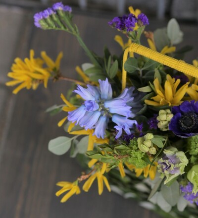 Купить Букет  Сумочка  с цветами  с доставкой по Минску в магазине флористики Садовская в Минске