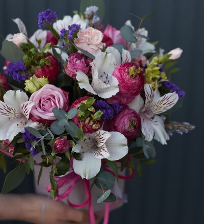 Купить Букет  в коробке Нежность   с доставкой по Минску в магазине флористики Садовская в Минске