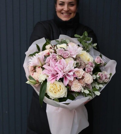 Купить Букет с парфюмом (цветочные духи) с доставкой в Минске в магазине флористики Садовская в Минске